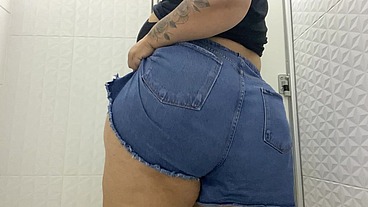 Safada foi no banheiro do shopping e enfiou o plug no cu - Mary Jhuana