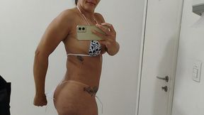 puta mostrando as marquinhas de biquini