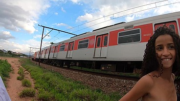 A Novinha Manoella Fernandes entrou na farra ao lado da passagem de trem com Binho Ted e Pitt Garcia
