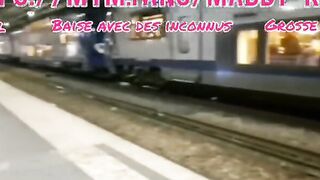 Elle se lance le défi de sucer un inconnu dans le train avec du monde autour - amateur français réel