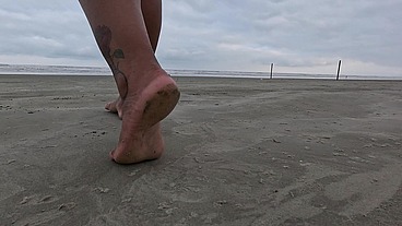 Andando na rua e na praia descalços sujando os pés - Fetiche por pés