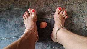Playing with an egg between the feet until it is crushed (1)