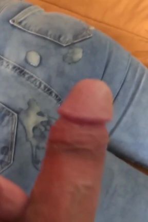 I finally managed to enjoy my beautiful sister-in-law and I made her a cumshot on her big ass with my jean on