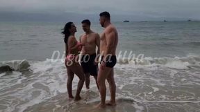 essa puta hostosa deu pra mim e meu amigo na areia da praia