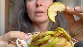 Chewing dried appels