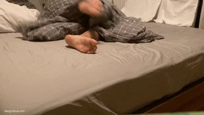 SNORING KIRA, SEXY SOLES UNDER THE COVERS - MOV HD