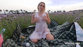 Ersties: Geile Blondine vergnügt sich in der Natur