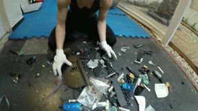 Mora destroys a cell phone MP4 4K CAMERA 2