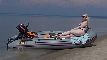 Mommy does little pranks on the coast.