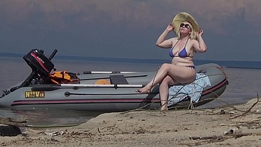 Mommy does little pranks on the coast.