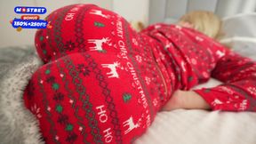 Step mom jerked off thinking 'son's fat cock&#x1F346;' was Christmas present