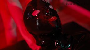malesub in bodybag receives gasmask-treatment