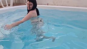 branca de neve atriz , me chama para fuder na piscina e toma uma surra de piroca