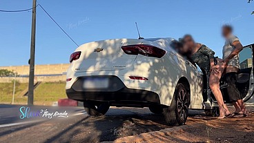 Paramos no meio da rua pra foder mesmo com carros passando ele gozou muito na minha buceta