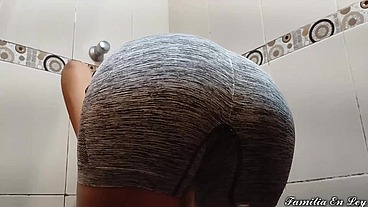 Mi Hermanastra Deliciosa Limpiando el Baño