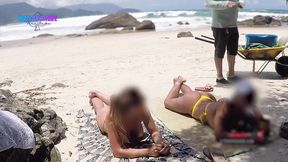 eu e thay fizemos a alegria de mais um vendedor na praia...