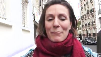 Mature woman agrees to fuck a stranger to earn some extra cash