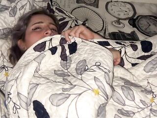 MI MEJOR AMIGA LE ES INFIEL A SU NOVIO CUANDO ENTRO A SU HABITACION EN LAS NOCHES