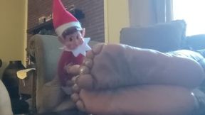 Wiggling Toes with Hermie The Elf (Dec 2023)