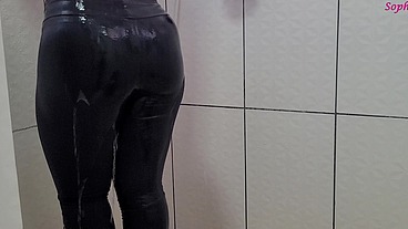 Gostosa com legging molhada no banho, grande bunda perfeita!