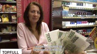 Se folla a la vendedora en la tienda por dinero