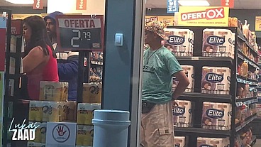 Aprontando na rua paramos num mercado 24h e as safadas ficaram peladinhas com um monte de gente passando