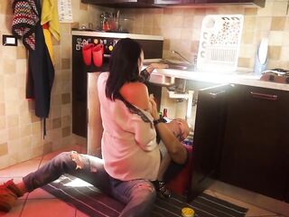 Ladymuffin and the plumber! A film by Roby Bianchi