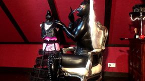 dominatrix frida in latex catsuit