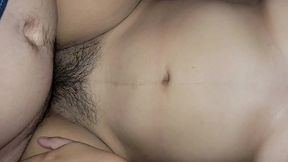 chica caliente de 18 anos folla mi gran polla recibiendo semen en el cono peludo