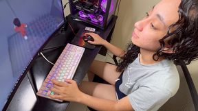 ela estava jogando e nao resistiu ao ver o meu pau em sua frente