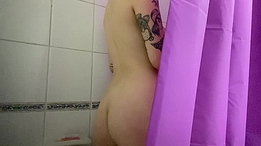 EN LA DUCHA VOYERISTA