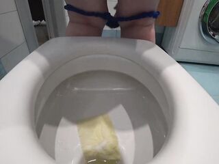 Old hirsute cunt pissing in the water closet. Large butt, anal gap and chunky moist cunt close-up. Home messy fetish. Urine. ASMR.