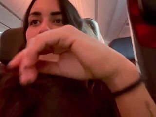 Imagínate tenerme como compañera en el avión - Masturbándome en el baño