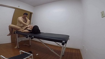 Sexo rápido com o quiropica massageando sua rola