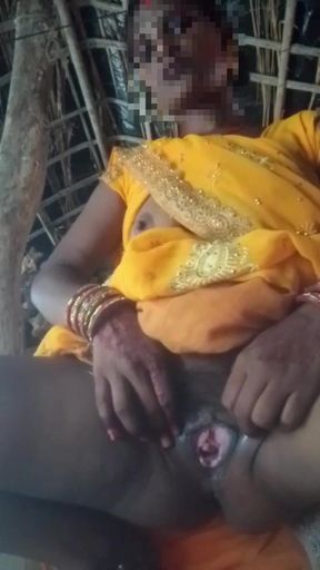 Bhabhi Is Showing Her Pussy in Yellow Saree, I Inserted My Finger and Took Out Water