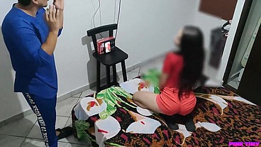 Sobrina Participa en Concurso Cosplay y su Tio la Engaña con un Traje Erotico Para Aprovecharse de su Linda Sobrina y Tomarle Fotos