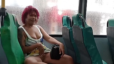Me exibi dentro do ônibus e o corno melou a cueca!