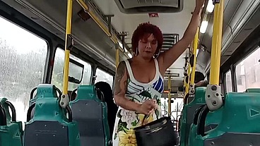 Me exibi dentro do ônibus e o corno melou a cueca!