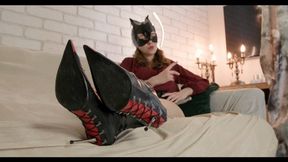 Catwoman Stella Wants You To Worship Her Stilettos Boots - HD 2560x1440
