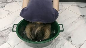 A invisible ghost immerses you in plastic tub MP4 FULL HD 1080p