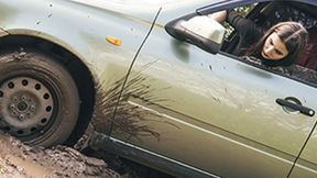 2_RUSSIAN GIRL STUCK IN MUD
