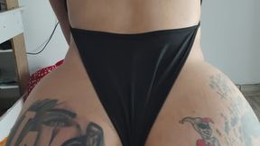 This girl sits on my lap and farts so wet and my dick is happy receiving all her farts