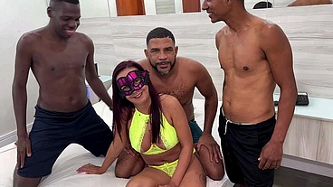 Marido levou a esposa piranha pra foder com tres machos pra ele assistir