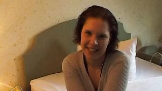 Lisa 19 Jahre Dark Haired kommt schon beim fingern