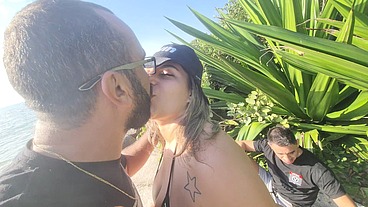 Conheci um casal na praia e fui pra casa deles comer ela enquanto o corno bate punheta.