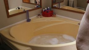 StonedSummer Takes a Fun Bath!