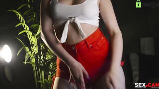 She moves her hips very sensually - Redgif