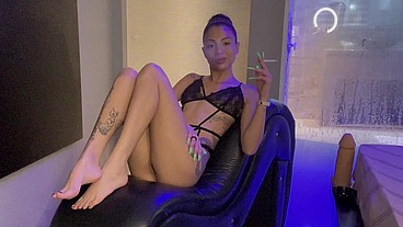 Polly Petrova fumando, + masturbando com brinquedo gigante e fisting