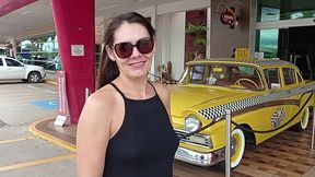 gostosa se masturbando no restaurante e se exibindo pelada em publico