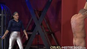 (FULL HD) Stern dominas